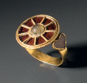 Bague gothique.
Bague à chaton circulaire...