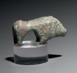 Figurine représentant un sanglier stylisé.
Bronze.
Culture...