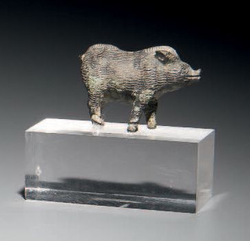Figurine représentant un suidé passant, les...