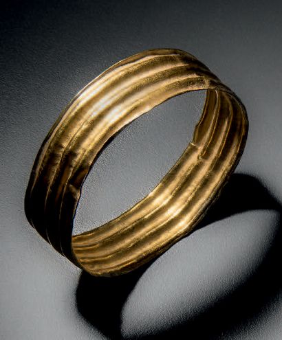 Bracelet jonc à décor mouluré.
Or.
Irlande,...