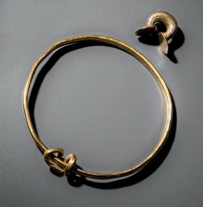 Lot composé d'un bracelet jonc à ornement...