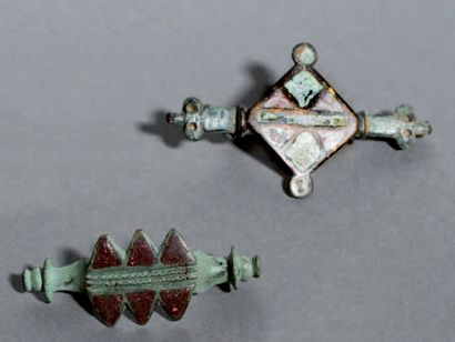Lot de deux fibules, l'une à arc plat losangique...