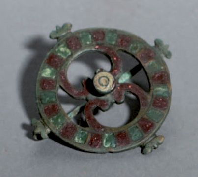 Lot de deux fibules: une à disque plat, une...