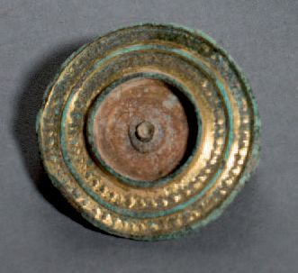 Lot de deux fibules: une à disque plat, une...