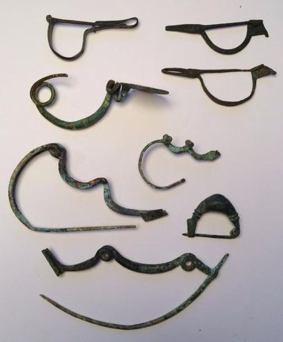 Lot de huit fibules, certaines l'arc serpentant,...