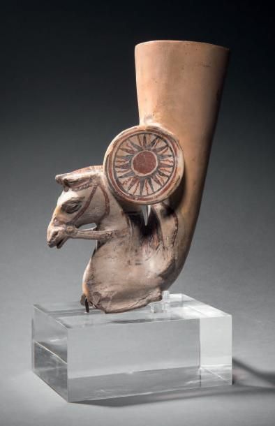 Rhyton plastique en forme de cavalier armé...