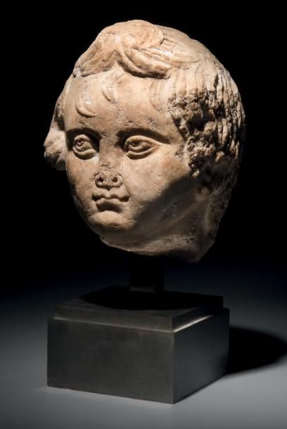 Tête d'Éros.
Tête de statue représentant...