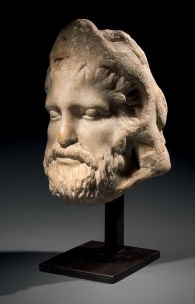 Tête d'Hercule.
Le héros est représenté barbu,...