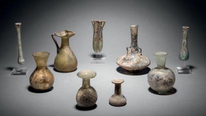 Lot composé de neuf flacons de formes diverses.
Verre.
Accidents...