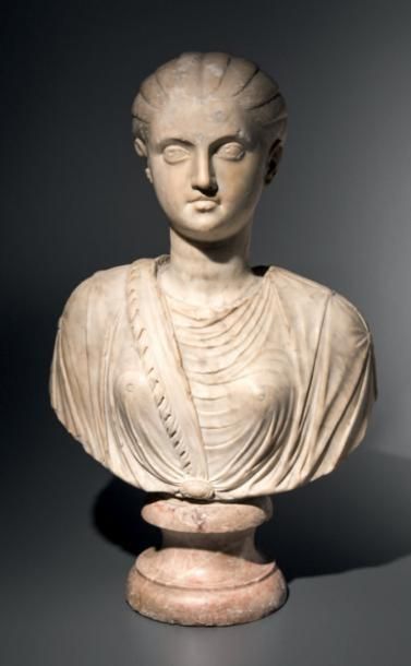 Portrait de jeune femme.
Le visage juvénile...
