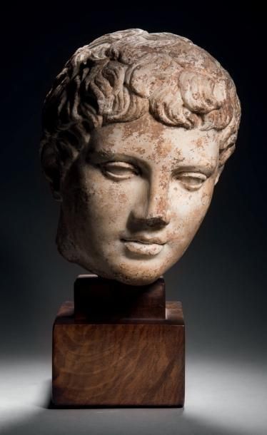Tête de jeune homme.
Tête de statue représentant...