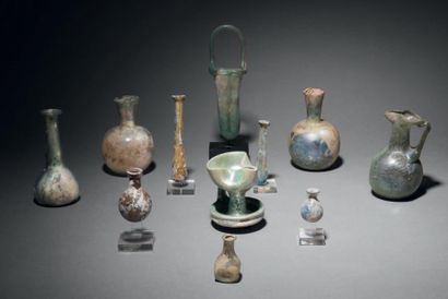 Lot composé de dix flacons de formes diverses.
Verre.
Accidents...