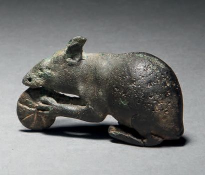 Figurine représentant une souris portant...