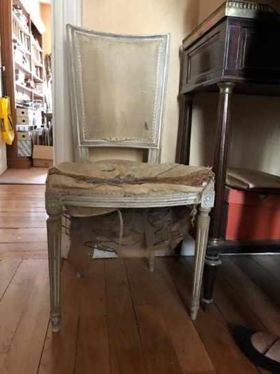 Deux chaises en bois laqué gris
Début du...