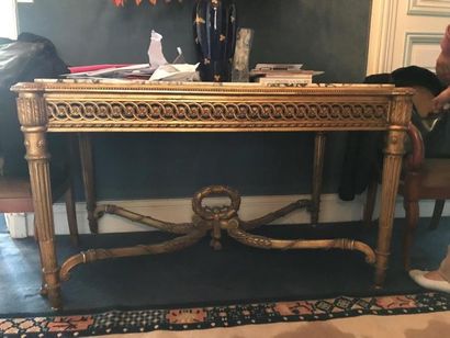 Table console en bois doré dessus de marbre
Fin...