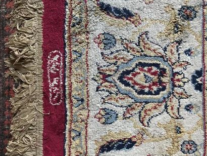 Tapis en soie, Ghoum
A décor de rinceaux,...