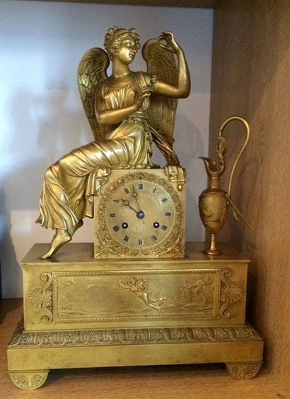Pendule
En bronze doré, à décor d'une femme...