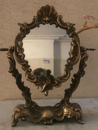 Miroir de table
En bronze doré, à décor rocaille...
