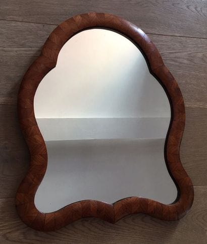 Miroir de table
A contour mouvementé en bois...