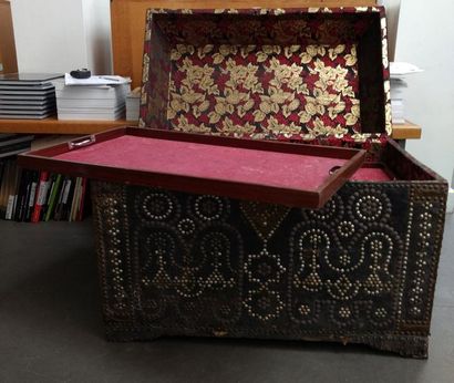 Coffre de voyage
Gainé de cuir, à décor géométrique...
