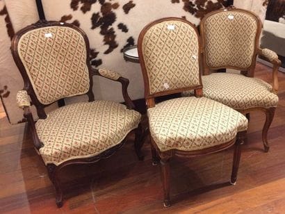 Fauteuil cabriolet en noyer mouluré et sculpté...