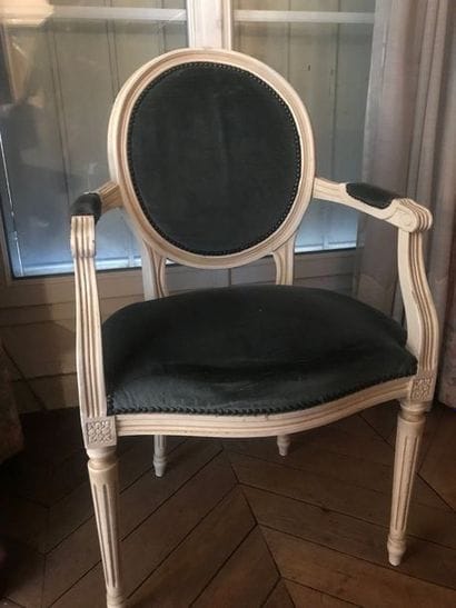 Fauteuil médaillon et chauffeuse en bois...