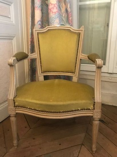 Fauteuil médaillon et chauffeuse en bois...