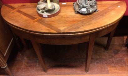 Grande table demi-lune de forme ovale. Elle...