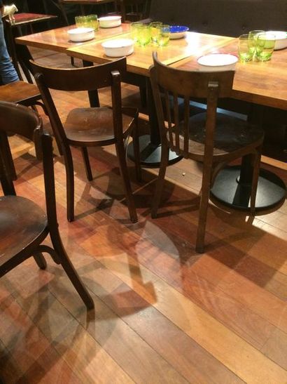 Ensemble de 21 chaises de bistrot dépare...