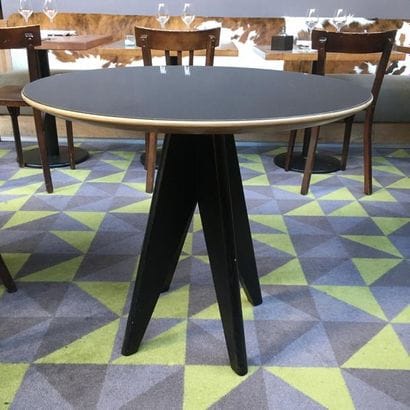 Table ronde noire, bois laqué, piètement...