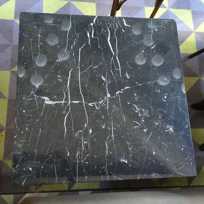 Deux tables carrées en marbre noir, piètement...