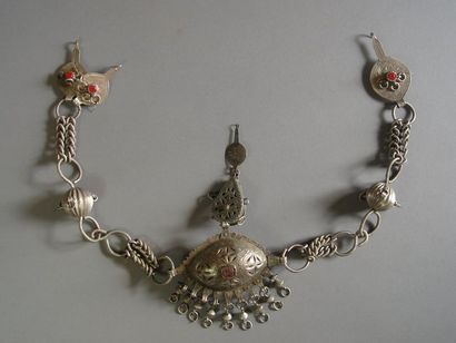 Lot d'une parure pectorale et de dix-neuf...