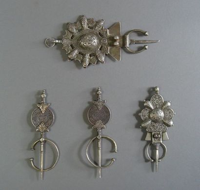 Lot d'une parure pectorale et de dix-neuf...