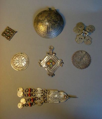 Lot de sept éléments de parure variés, Maroc...