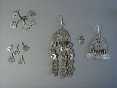 Paire de boucles d'oreille et éléments ornementaux...