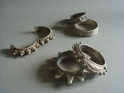 Lot de cinq bracelets, Maroc
Argent, argent...