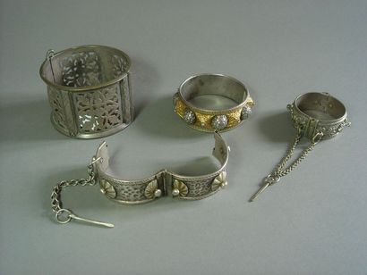Lot de trois bracelets et une chevillière,...
