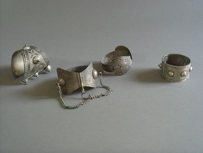 Lot de quatre bracelets, Moyen Atlas, Maroc...