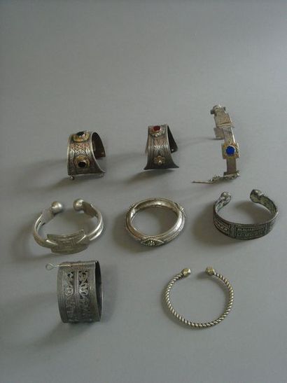 Lot de huit bracelets et chevillières, Maroc
Argent...