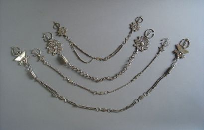 Ensemble de douze éléments de parure, chaînes...