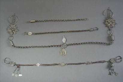 Ensemble de douze éléments de parure, chaînes...