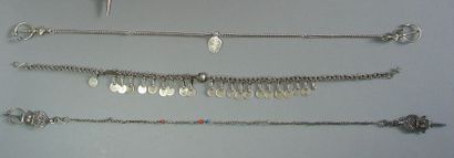 Ensemble de douze éléments de parure, chaînes...