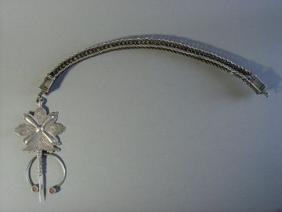 Ensemble de douze éléments de parure, chaînes...