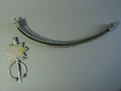 Ensemble de douze éléments de parure, chaînes...