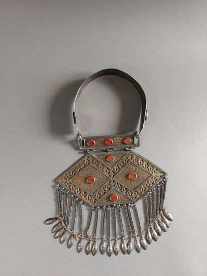 Collier göndschük ou gursakscha, Tekke, Turkmenistan
Argent,...