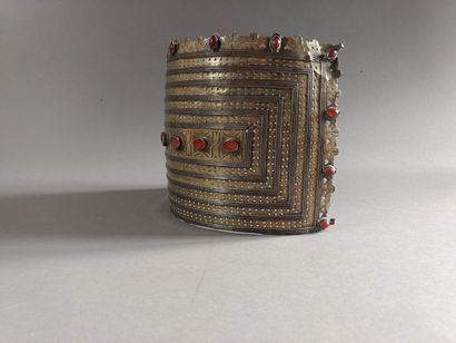 Elément de coiffe egme, Tekke, Turkmenistan
Argent,...