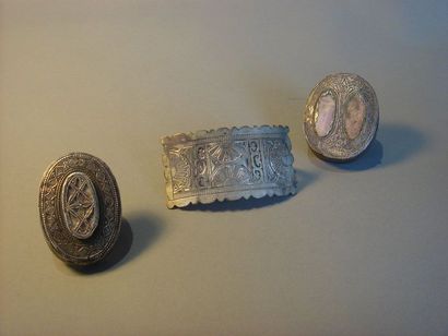 Lot de trois bagues :
A. Bague à double anneau,...