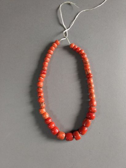Quarante-trois perles de corail réunies en...