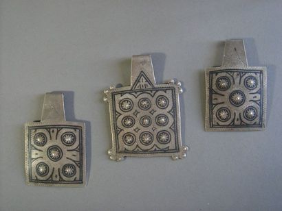 Lot de trois pendentifs Tiznit (?), Maroc...