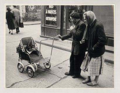 MARTIN André
CHIEN DANS LA POUSSETTE. Paris,...